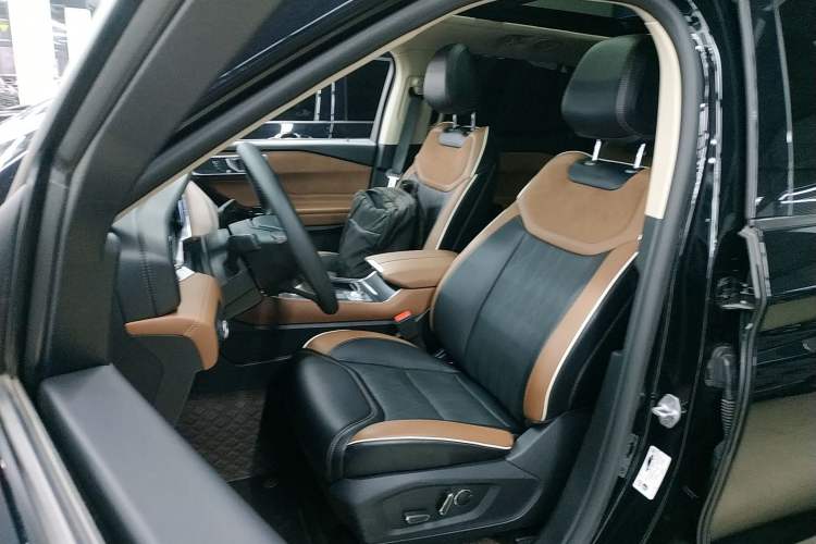 Used Ford Explorer 2023 EcoBoost 285 Four-Wheel Drive Titanium Edition 6 Seats