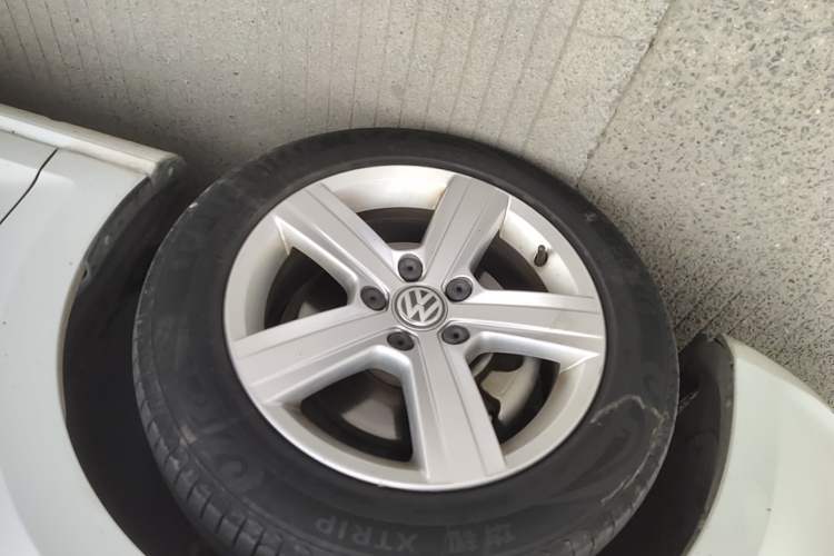 Used Volkswagen Golf 2015 1.4TSI Automatic Comfort Model Left Front Wheel Hub