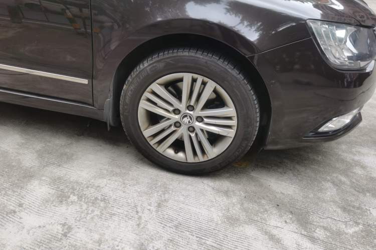 Used Skoda Superb 2013 1.8TSI Automatic Yashi Edition Right Front Wheel Hub