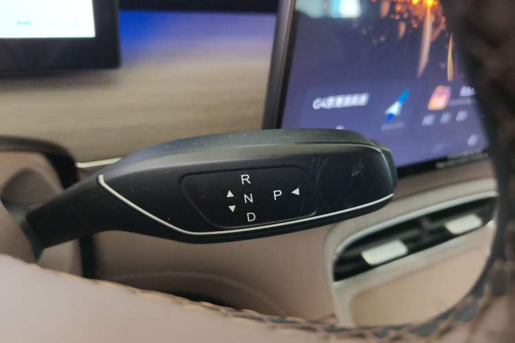 Used Chery Tiggo 8 PLUS 2025 290TGDI DCT Prestige 5-Seater Gear Lever