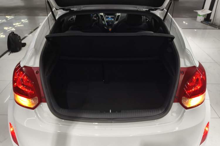 Used Hyundai Veloster 2011 1.6L Automatic Luxury Edition Trunk