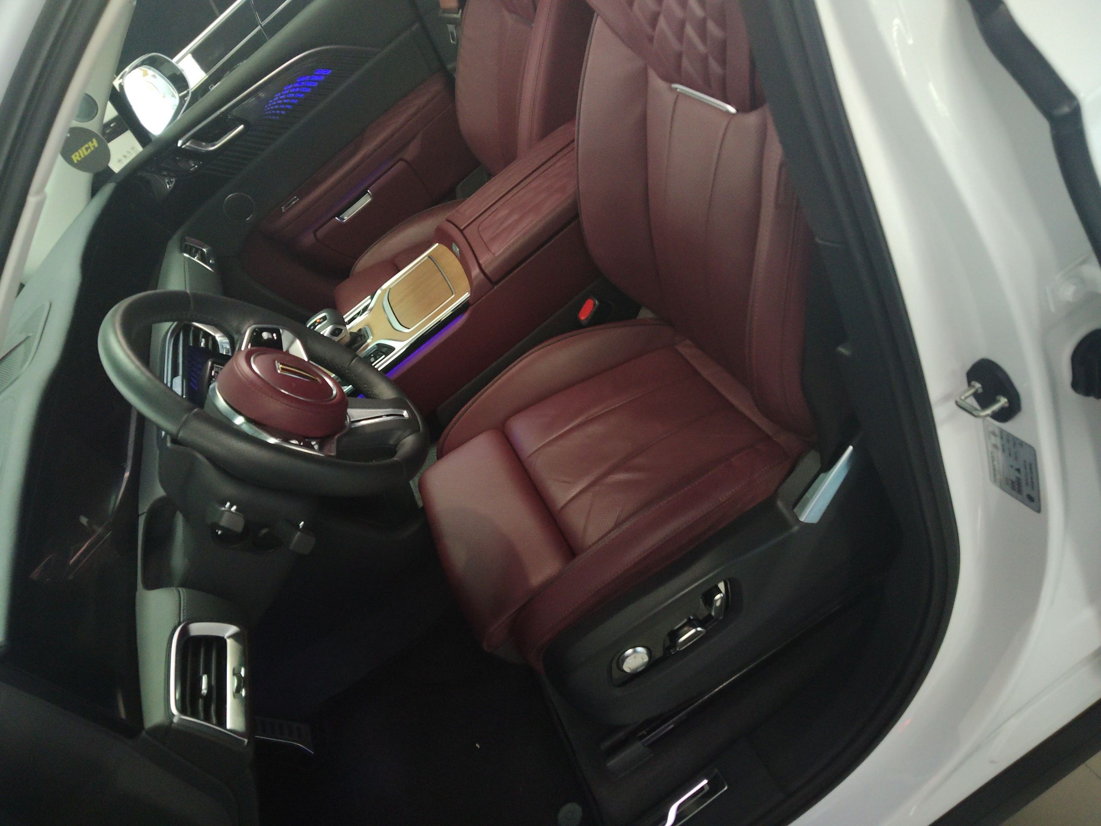 المقاعد الأمامية داخل السيارة