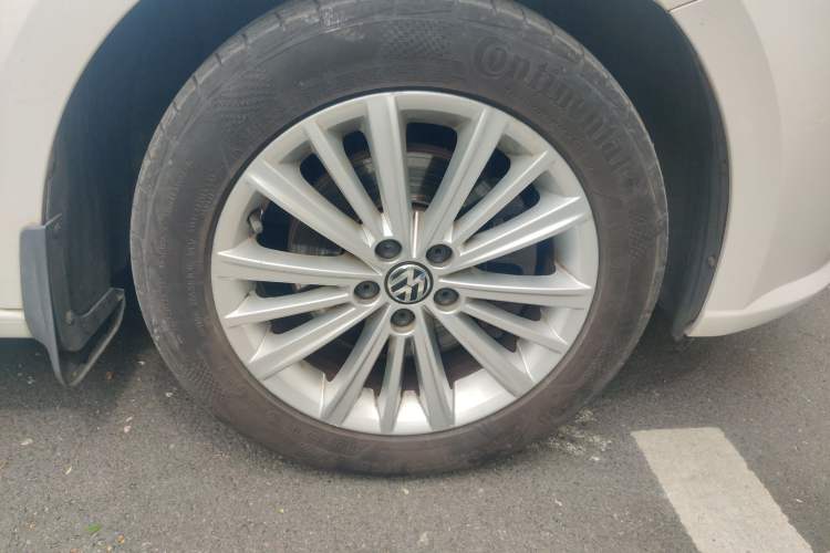 Used Volkswagen Gran Lavida 2013 1.4 TSI Automatic Comfort Model Right Front Wheel Hub