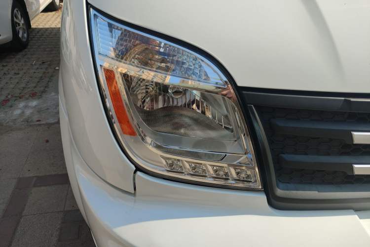 Used SAIC MAXUS Xintu V80 2021 2.0T Manual Classic City Delivery King Short Wheelbase Mid-Roof Design 3 Seats