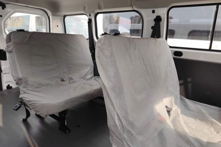 Used Wuling Yangguang 2024 300KM Comfort Version Passenger Van 75kW