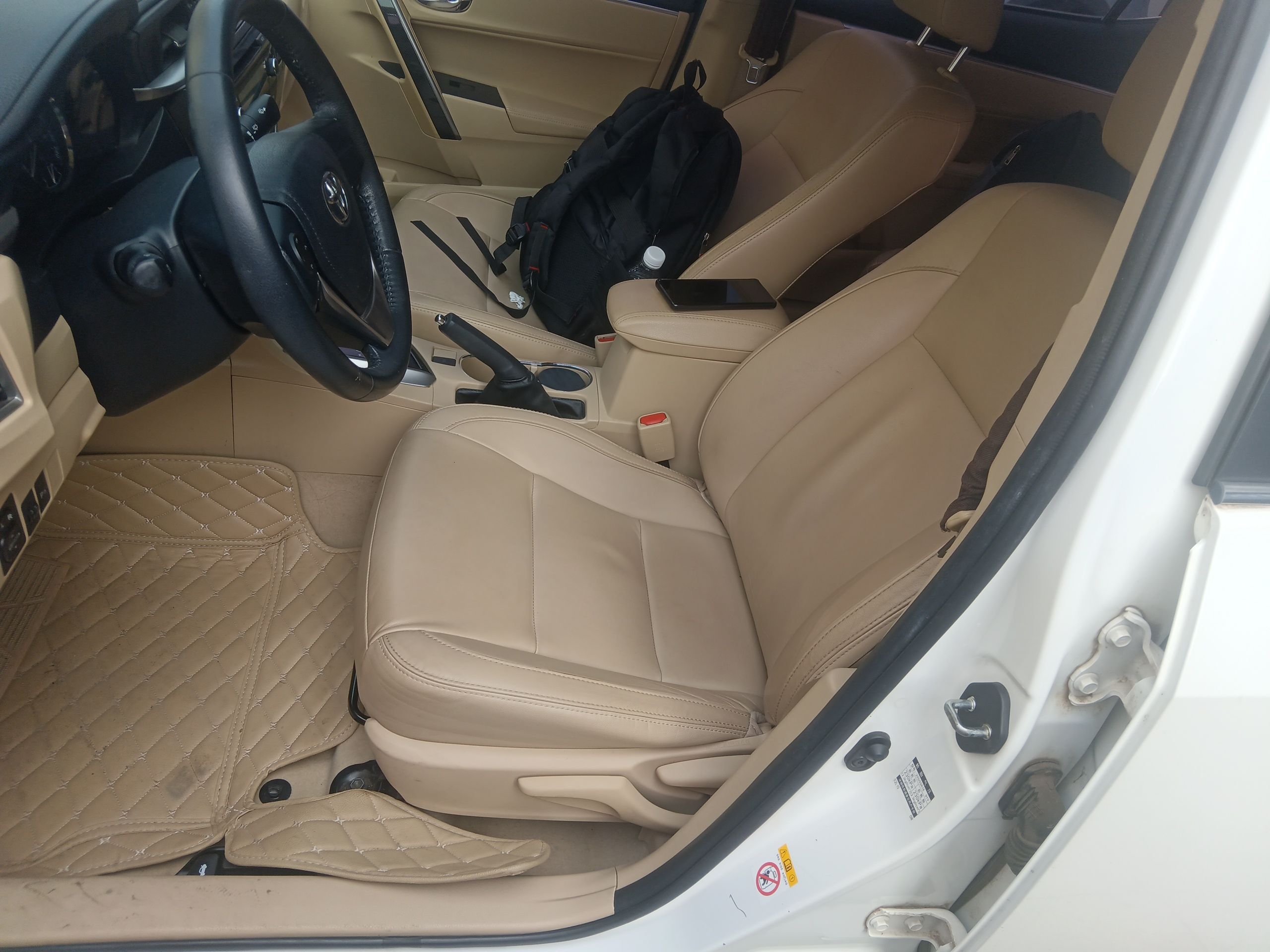 Переднее сиденье в автомобиле