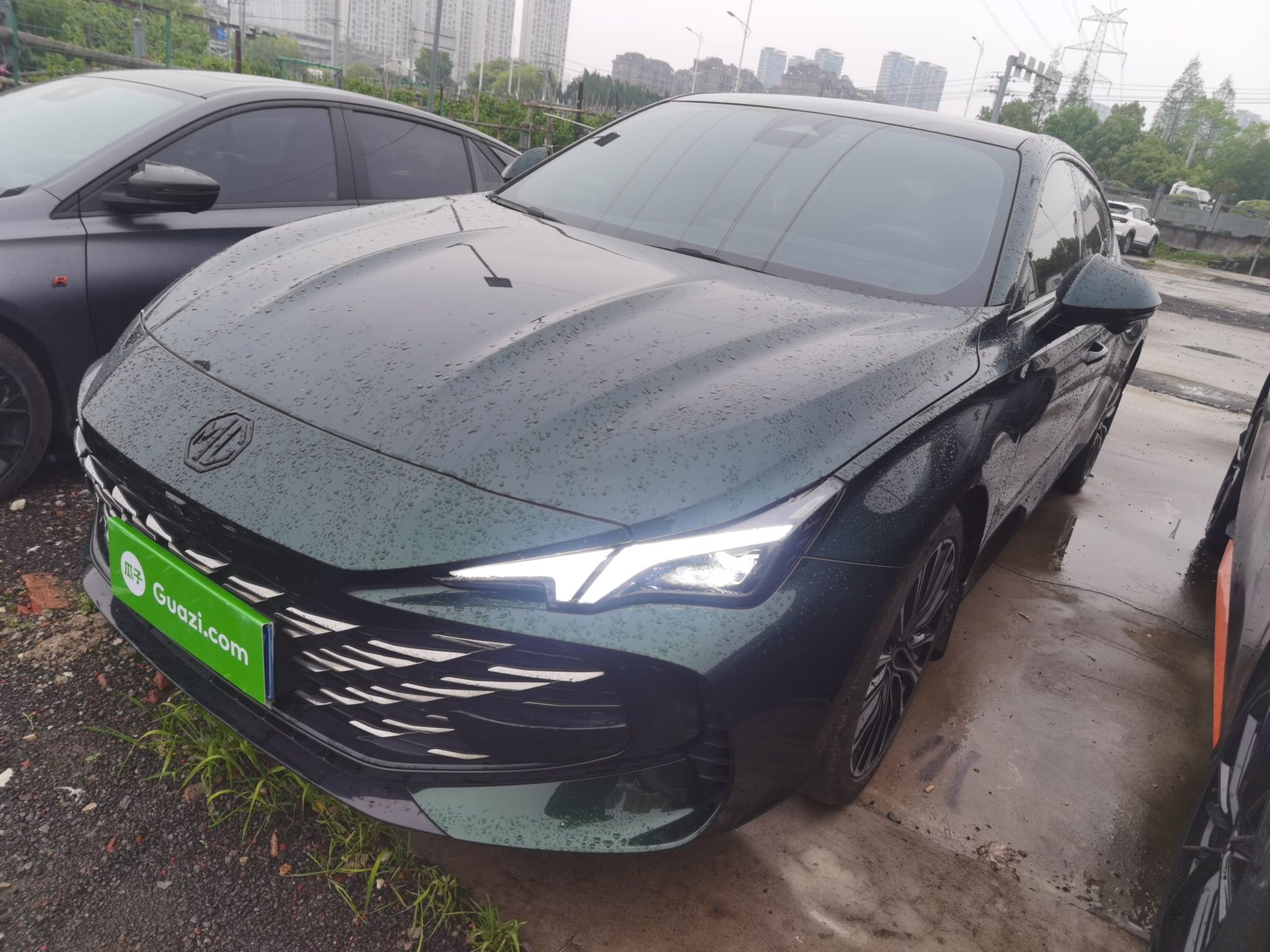 تحت مقدمة السيارة