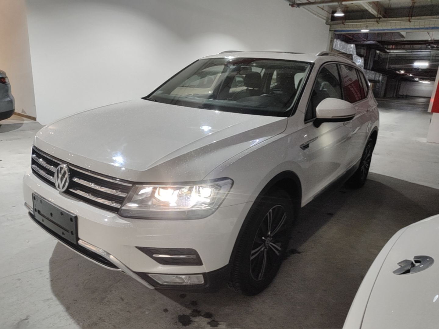 Unter der Vorderseite des Autos