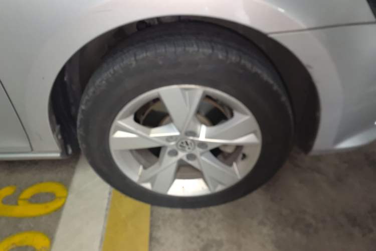 Used Volkswagen Bora 2014 1.6L Automatic Comfort Model Right Front Wheel Hub