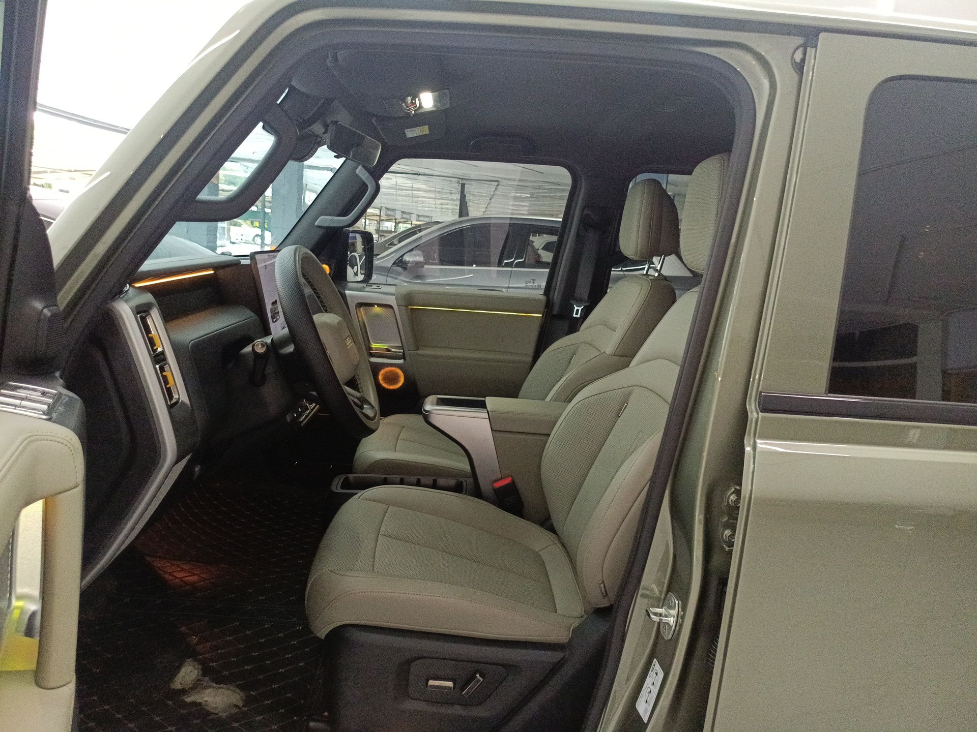 المقاعد الأمامية داخل السيارة