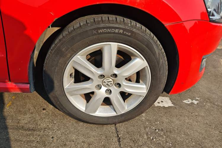 Used Volkswagen Polo 2013 1.4L Automatic Comfort Edition Right Front Wheel Hub