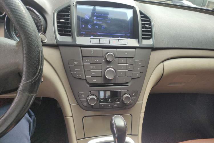 Used Buick Regal 2011 2.0L Comfort Edition Audio And AC Panel