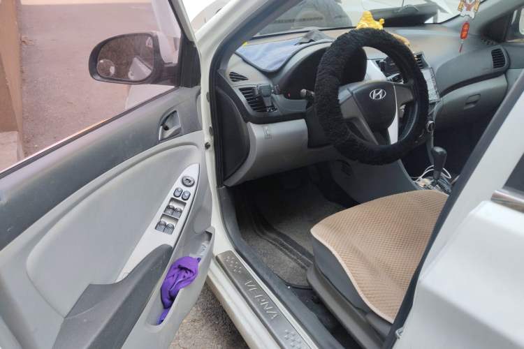 Used Hyundai Verna (older generation) 2014 1.4L Automatic Smart GLS Driver Seat