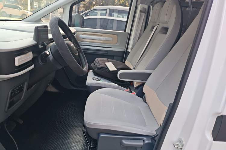 Used SAIC MAXUS Dana V1 2025 Low-Roof Multi-Function Version 50 kWh
