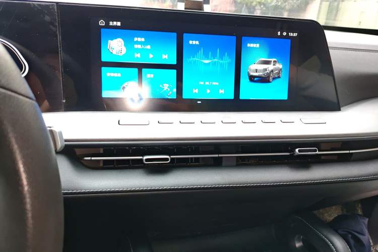 Used CHANGAN Hunter 2024 Warrior Edition Luxury Model Dual-Motor All-Wheel Drive with Extra-Long Cargo Box Audio And AC Panel