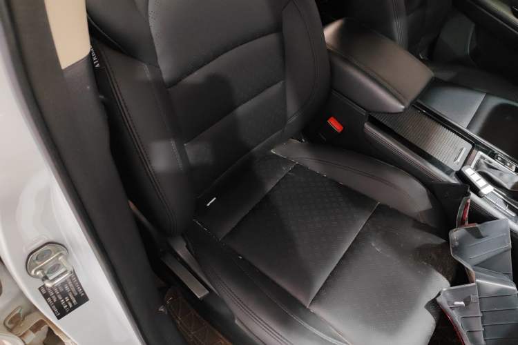Used Sinotruk VGV U70 2020 1.5T Automatic Smart Luxury 7-Seater Right Front Seat