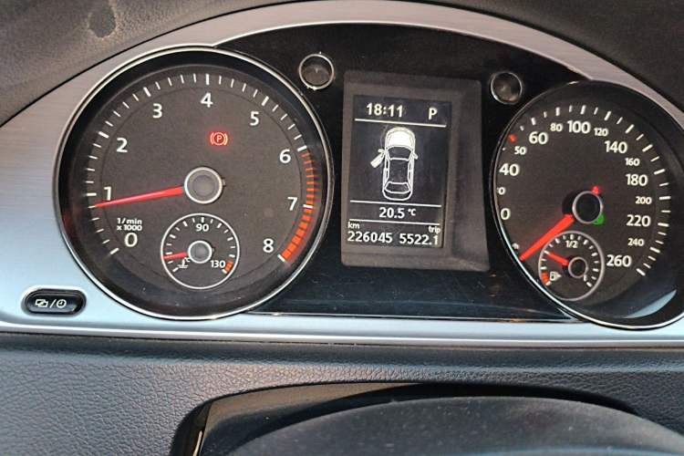 Used Volkswagen Magotan 2015 1.8TSI Advanced Model Odometer Close Up