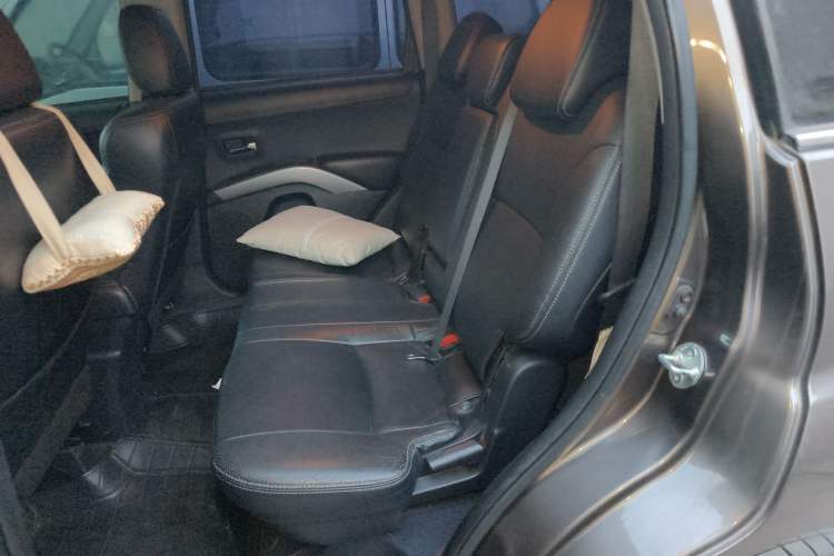 Used Mitsubishi Outlander 2012 Kicks 2.4 Fashion Navigation Edition
