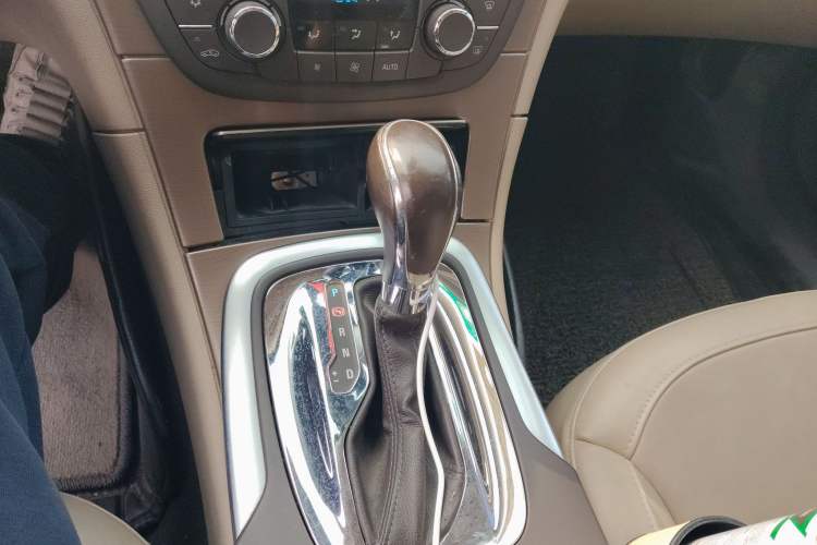 Used Buick Regal 2011 2.4L SIDI Elite Edition Gear Lever