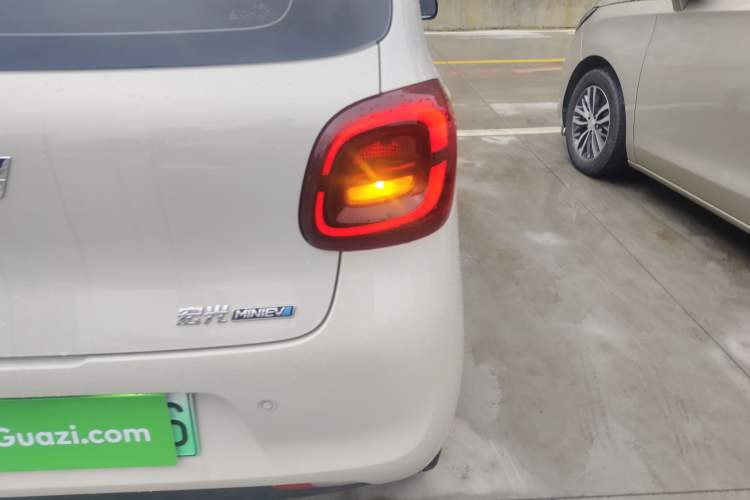 Used Wuling Hongguang MINIEV 2025 Four-Door Version Advanced Edition Right Rear Taillight