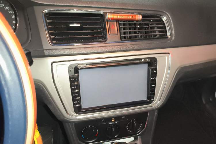 Used Volkswagen Gran Lavida 2015 1.6L Automatic Comfort Edition Audio And AC Panel