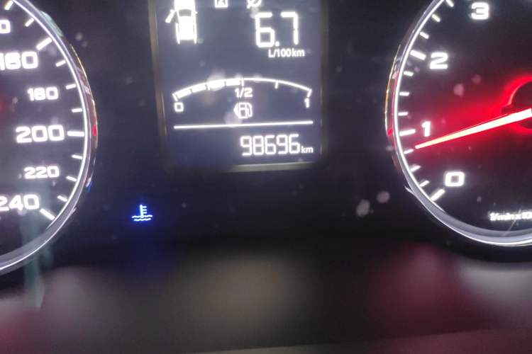 Used Roewe RX5 2016 Revised Version 20T Two-Wheel Drive Manual Transmission Luxury Edition
