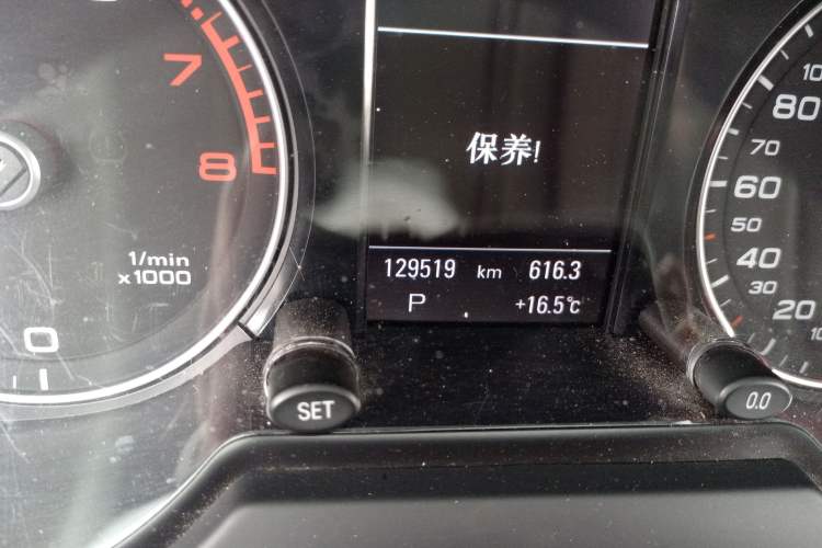 Used Audi Q5 2017 Plus 40 TFSI Technology Model Odometer Close Up