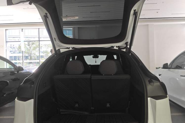 Used Tesla Model Y L 2025 Model Long-Range All-Wheel-Drive Version