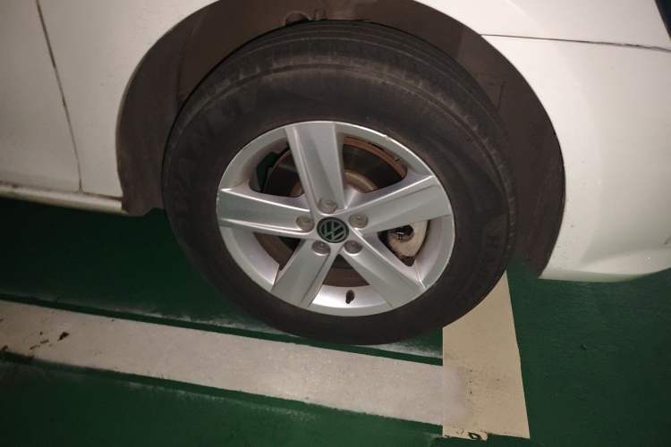 Used Volkswagen Bora 2013 1.6L Automatic Fashion Model Right Front Wheel Hub