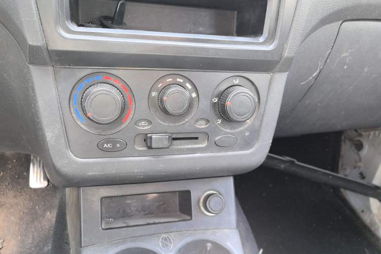 Used Dongfeng Fengon 330 2014 1.3L Manual Utility Version DK13-07 Audio And AC Panel