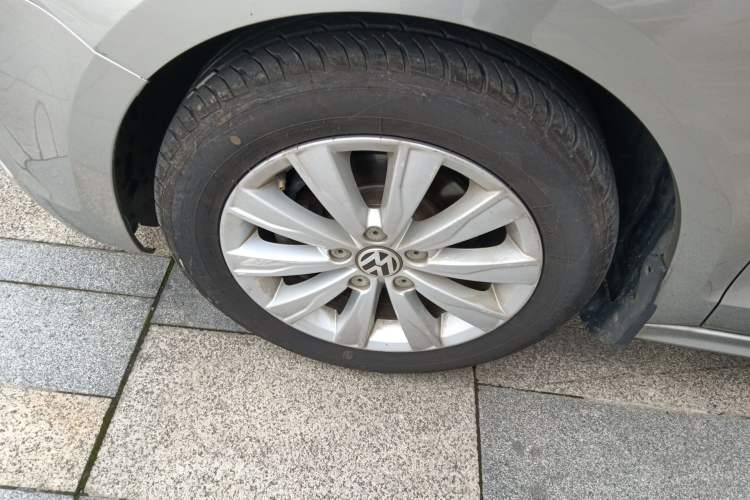 Used Volkswagen Sagitar 2014 Revised Version 1.6L Automatic Comfort Edition Left Front Wheel Hub