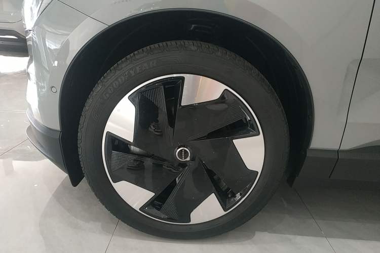 Used Volvo EX30 2025 Rear-Drive Long-Range Version Ultra