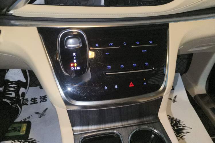 Used Buick GL8 2023 Facelifted Land Cruiser Executive Luxury Version
