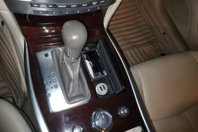 Used Infiniti Q70 2013 Q70L 2.5L Elegance Edition Gear Lever