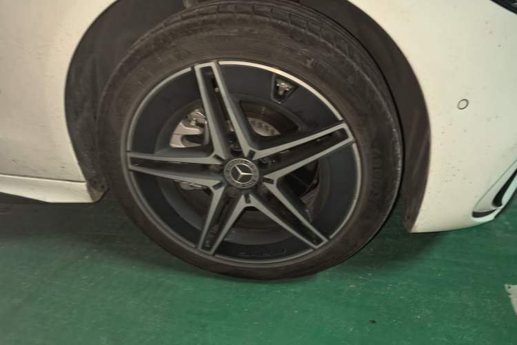 Used Mercedes-Benz C-Class 2024 C 260 L Brilliant Night Sports Edition Right Front Wheel Hub