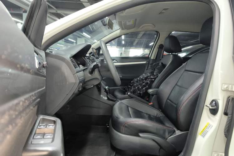 Used Volkswagen Gran Lavida 2015 1.6L Automatic Fashion Edition Driver Seat