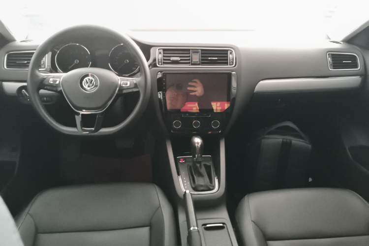 Used Volkswagen Sagitar 2018 1.6L Automatic Comfort Model Center Console