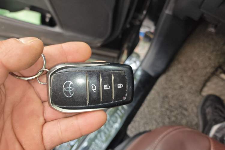 Used Toyota Highlander 2018 2.0T Four-Wheel Drive Prestige Version 7 Seats China V Emission Standard Vehicle Key