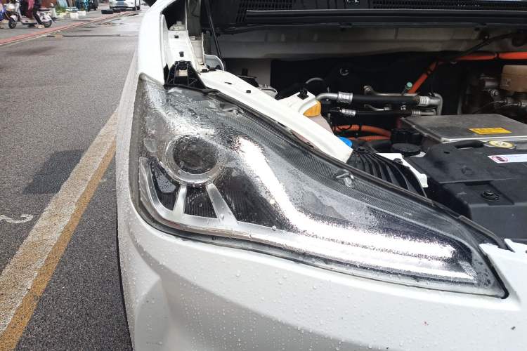 Used NETA V 2021 Long-Range Entertainment Edition Upgrade Model Right Front Headlight