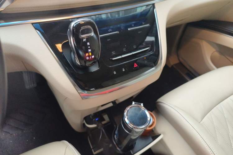 Used Buick GL8 2023 Facelifted Land Cruiser Executive Luxury Version
