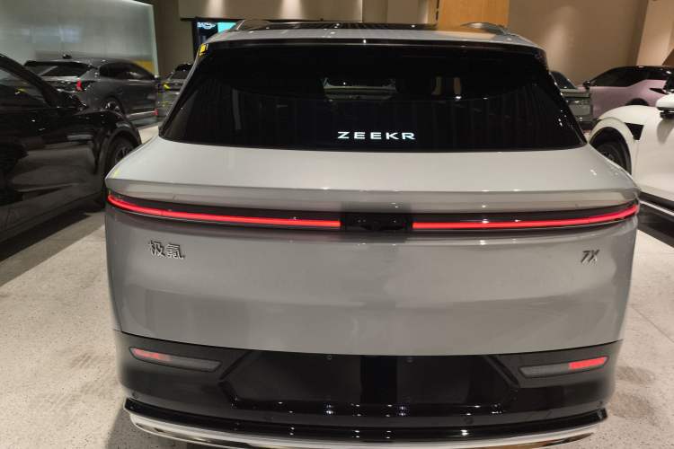 Used Zeekr 7X 2025 100 kWh Long-Range Rear-Wheel Drive with Intelligent Driving Features