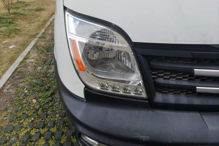 Used SAIC MAXUS Xintu V80 2019 2.5T Classic Edition 6-Speed Manual – Aoyuntong Short Wheelbase Mid-Height Design 5/6 Seats