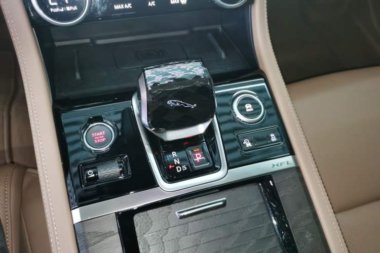 Used Jaguar XFL 2025 Model—2.0T P250, Two-Wheel Drive, Premium Luxury Edition
