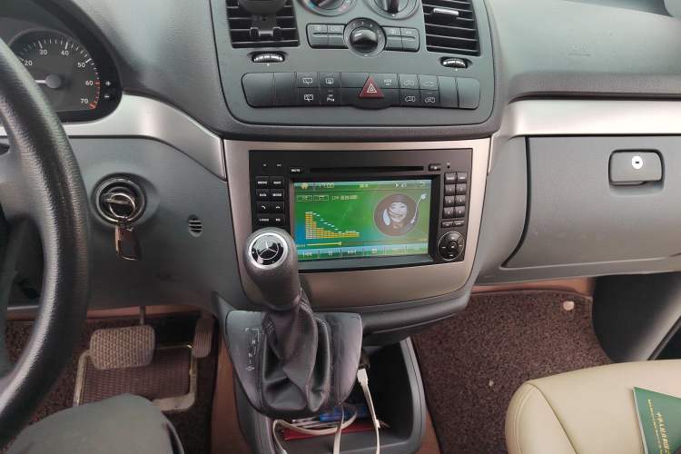Used Mercedes-Benz Vito 2011 2.5L 7-seater executive version Audio And AC Panel