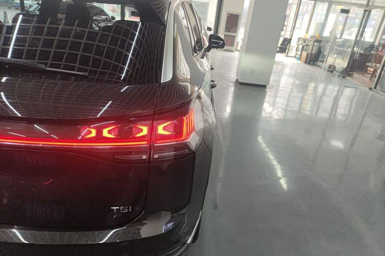 Used Volkswagen Tayron 2023 280TSI Two-Wheel-Drive Luxury Plus Advanced Version Right Rear Taillight