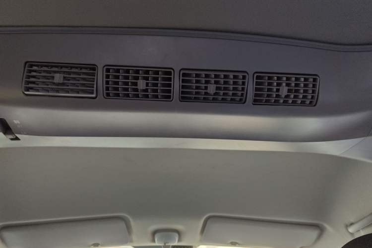 Used Jinbei Gold Hiace M Classic 2022 1.5L Travel Lion Passenger Van 6 Seats