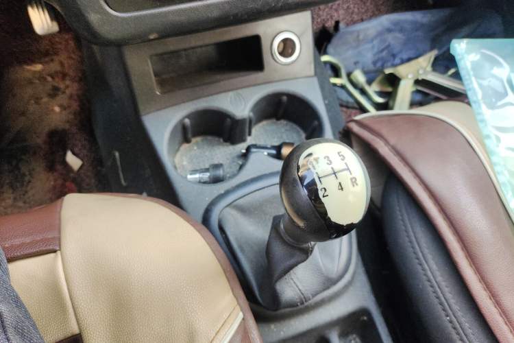 Used Dongfeng Fengon 330 2014 1.5L Manual Utility Version DK15 Gear Lever