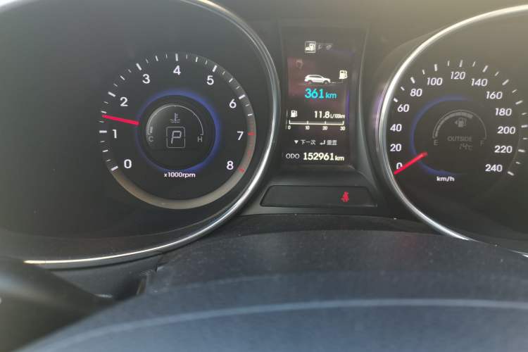 Used Hyundai Grand SantaFe 2013 3.0L 7-Seater Four-Wheel-Drive Comfort Edition Odometer Close Up