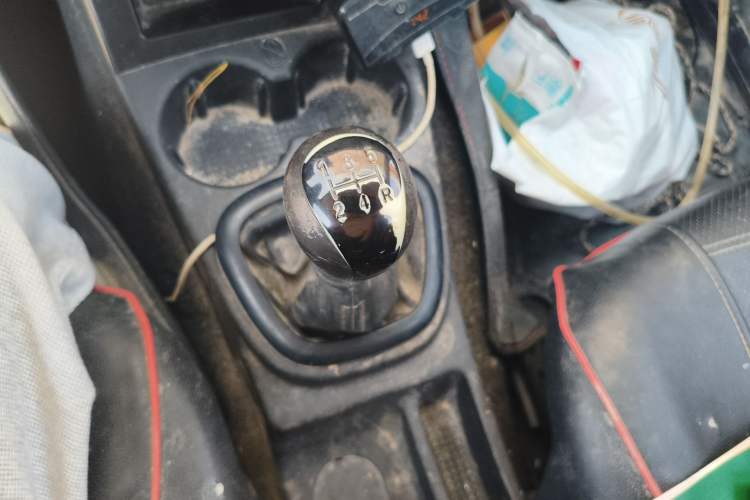 Used Dongfeng Fengon 330 2014 1.5L Manual Utility Version DK15 Gear Lever