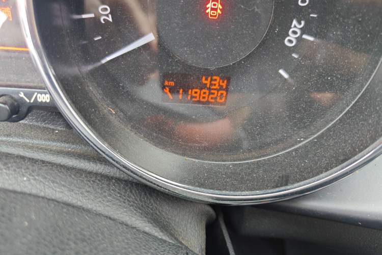 Used Peugeot 3008 2013 1.6THP Roland Garros Edition Odometer Close Up